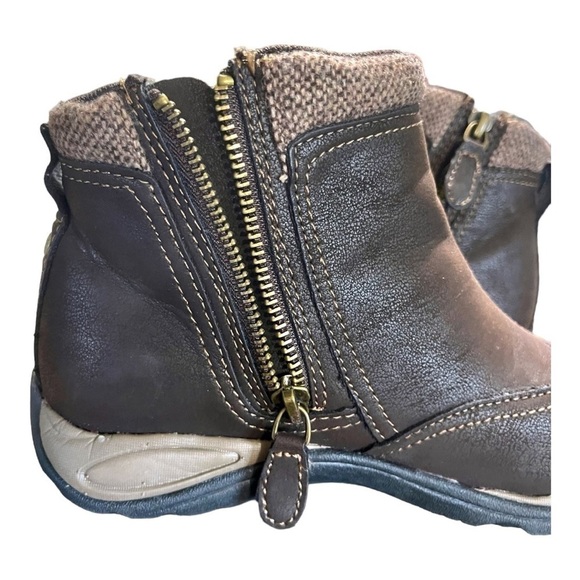 EASTLAND, BRIDGET, ANKLE BOOT. BROWN SYNTHETIC UPPER WITH FABRIC LINING. SIZE 6M - Picture 6 of 8